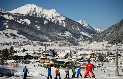 Lego Hidden Side Schulbus im Skigebiet Ehrwalder Wettersteinbahnen
