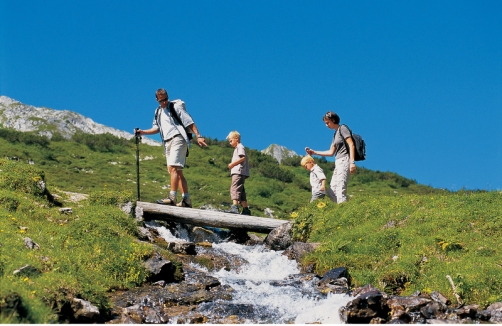 Vorarlberg Tourismus / Otmar Heidegger - Familienwanderung am Arlberg