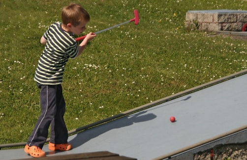 leisuregroup.at/Bachlmayr - Kids spielen Minigolf