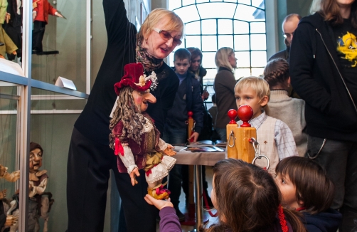 Puppenaustellung des St. Petersburger Demmini Marionettentheaters