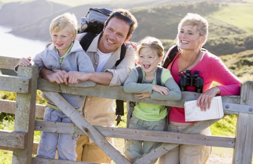 shutterstock - Familie beim Wandern in Österreich