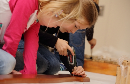 Werken in der ZOOM Upcycling-Werkstatt im Kindermuseum im Museumsquartier Wien