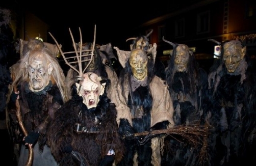 Perchtenlauf am Spittaler Christkindlmarkt