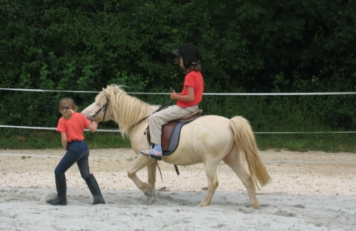 sunny.at - Reiten mit Pferden - Kinder reiten auf einem Pony