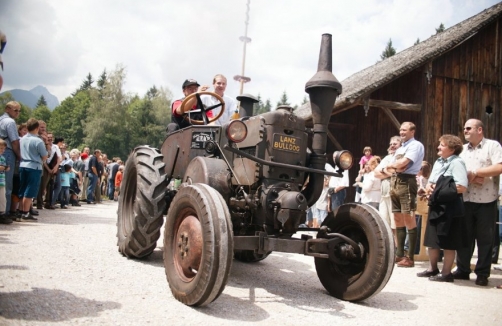 Festliches Maibaumaufstellen im Salzburger Freilichtmuseum