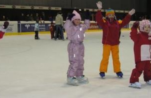 Indoor und Outdoor Eislaufspaß in der Arena Kufstein