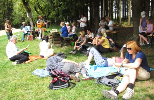 Brunch im Grünen - Ein Picknick mit Kräuterführung im Naturpark Obst-Hügel-Land