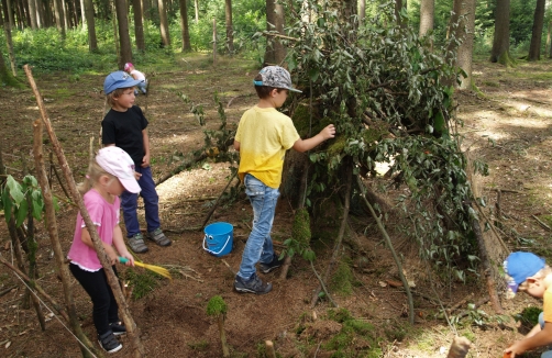 Naturpark-Sommerkindergarten im Wald
