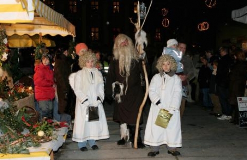 Weihnachtsmarkt im Schloss Traun