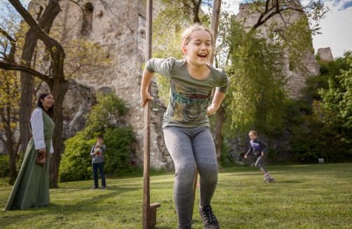 Burgruine Falkenstein mit Betty Bernstein