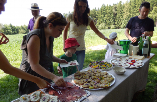 Kräuterbrunch im Obstgarten