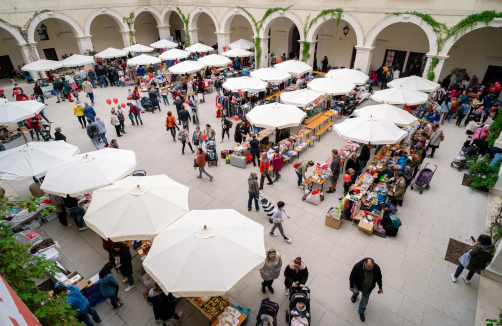 Kinderflohmarkt im Arkadenhof des Erzbischöflichen Palais am 5. Mai 2024
