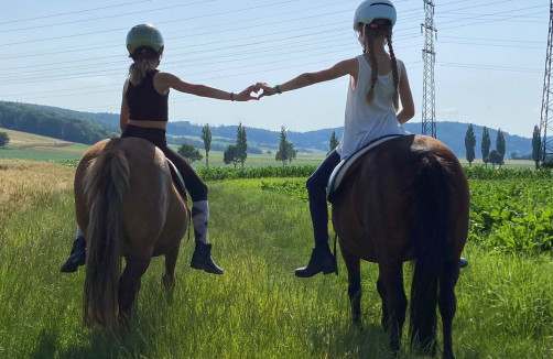 Unvergessliche Kindergeburtstagsfeiern auf dem Reittreff: Ein Erlebnis mit Ponys und Abenteuer