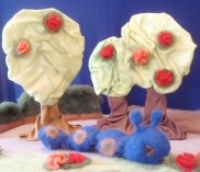 ©www.maerchenbuehne.info_die dicke Raupe Blau