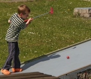 ©leisuregroup.at/Bachlmayr - Kids spielen Minigolf