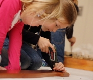 ©Werken in der ZOOM Upcycling-Werkstatt im Kindermuseum im Museumsquartier Wien