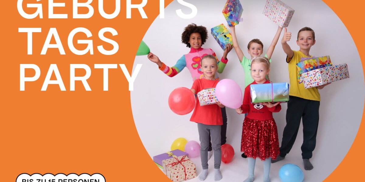 Fünf Kinder mit Geschenken und Luftballons stehen lächelnd vor einem weißen Hintergrund. Der Text lautet "Geburtstagsparty" und "Bis zu 15 Personen" auf einem orangefarbenen Hintergrund.