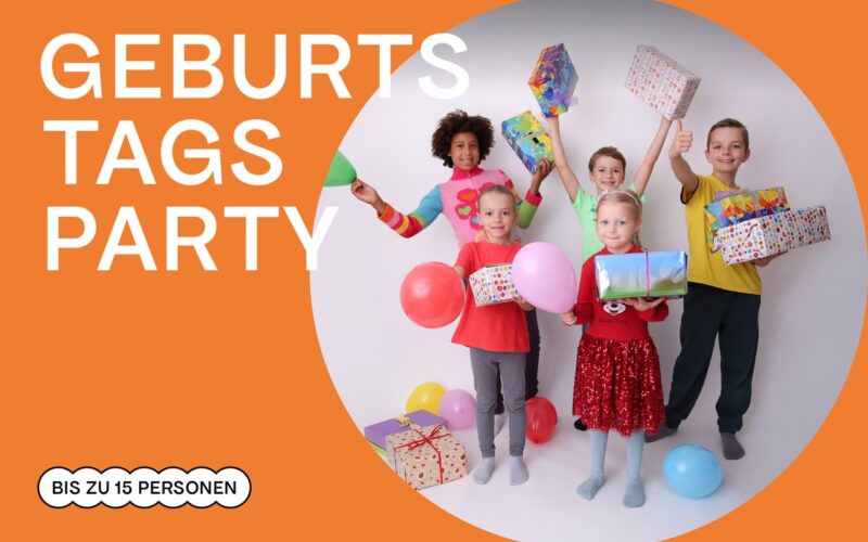 Fünf Kinder mit Geschenken und Luftballons stehen lächelnd vor einem weißen Hintergrund. Der Text lautet "Geburtstagsparty" und "Bis zu 15 Personen" auf einem orangefarbenen Hintergrund.