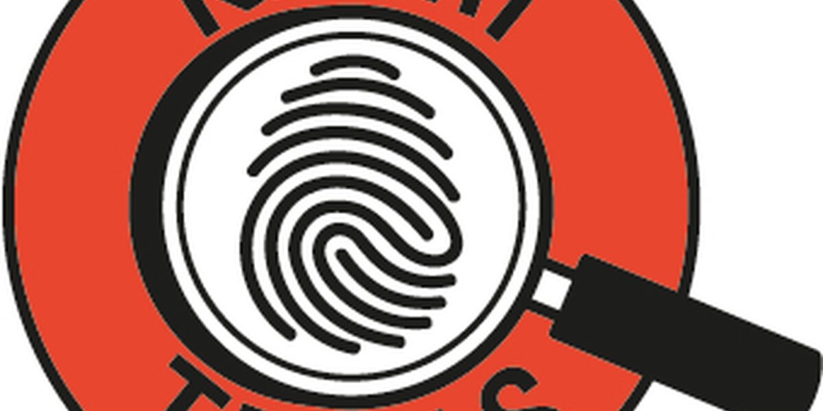 Ein rotes, kreisförmiges Logo mit einem Vergrößerungsglas, das einen Fingerabdruck und den Text "KRIMI TRAILS" umgibt.