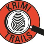 Ein rotes, kreisförmiges Logo mit einem Vergrößerungsglas, das einen Fingerabdruck und den Text "KRIMI TRAILS" umgibt.
