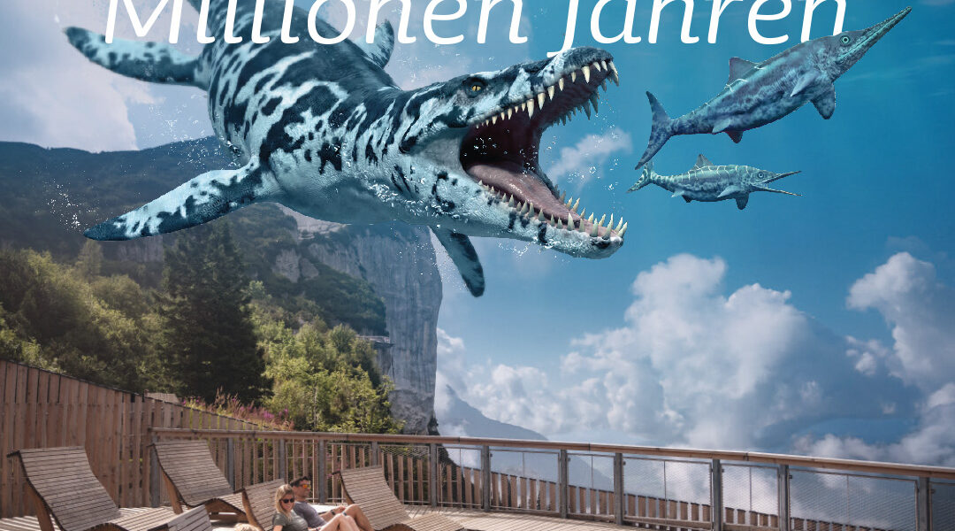 Mehrere Personen entspannen sich auf hölzernen Liegen an einem Bergsee, während über ihnen Meeresreptilien im Wasser schwimmen, mit dem Text "Spaß seit 200 Millionen Jahren" und "Triassic Park".