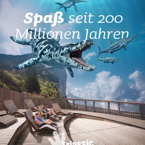 Mehrere Personen entspannen sich auf hölzernen Liegen an einem Bergsee, während über ihnen Meeresreptilien im Wasser schwimmen, mit dem Text "Spaß seit 200 Millionen Jahren" und "Triassic Park".