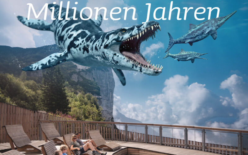 Mehrere Personen entspannen sich auf hölzernen Liegen an einem Bergsee, während über ihnen Meeresreptilien im Wasser schwimmen, mit dem Text "Spaß seit 200 Millionen Jahren" und "Triassic Park".
