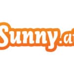 „Sunny.at“-Logo in Orange mit weißem Umriss auf weißem Hintergrund.