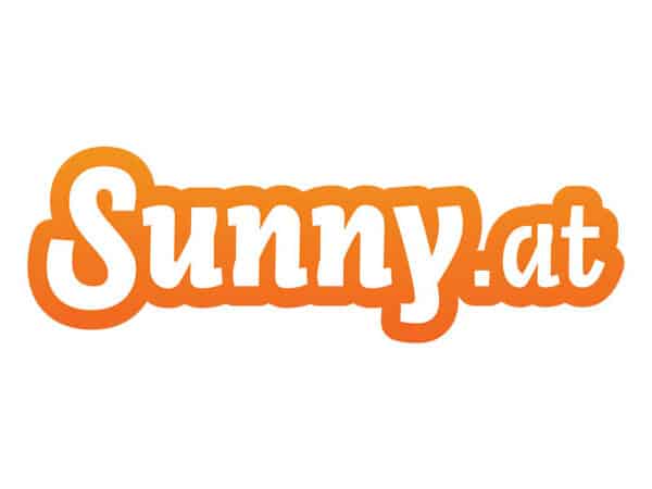 „Sunny.at“-Logo in Orange mit weißem Umriss auf weißem Hintergrund.