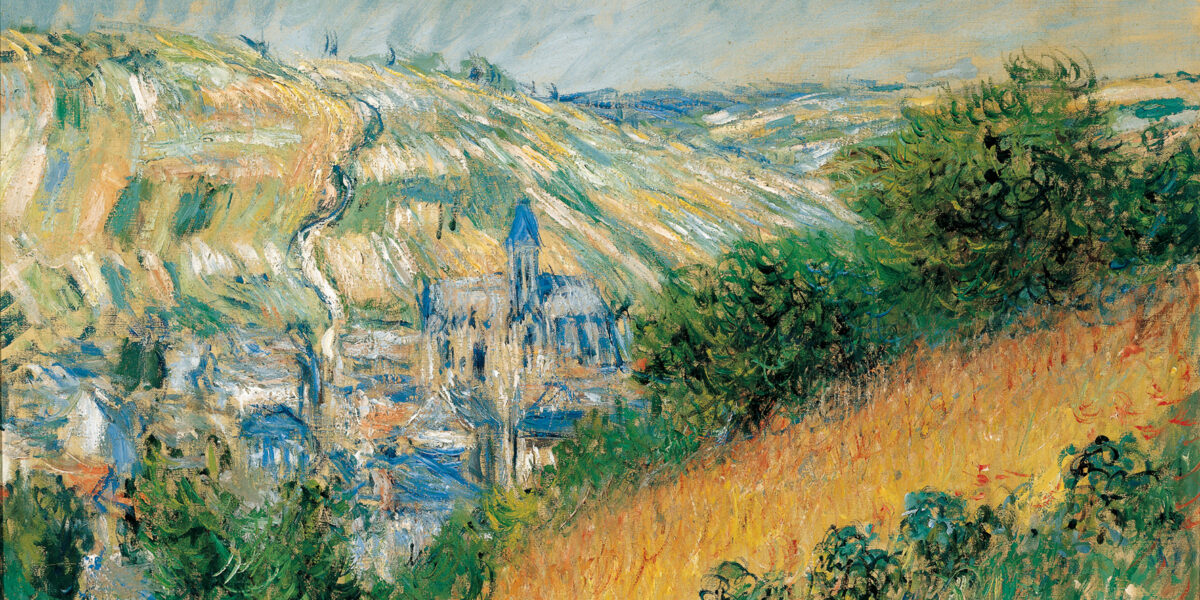 Impressionistisches Gemälde einer Hügellandschaft mit einer Kirche und einem Dorf im Tal, grasbewachsenen Hängen im Vordergrund und einem blauen Himmel darüber.