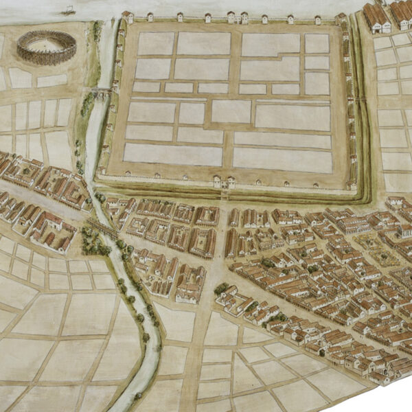 Luftaufnahme einer antiken befestigten Stadt mit einer rechteckigen Mauer, gitterförmigen Straßen, einem Fluss und einem Amphitheater außerhalb der Mauern.