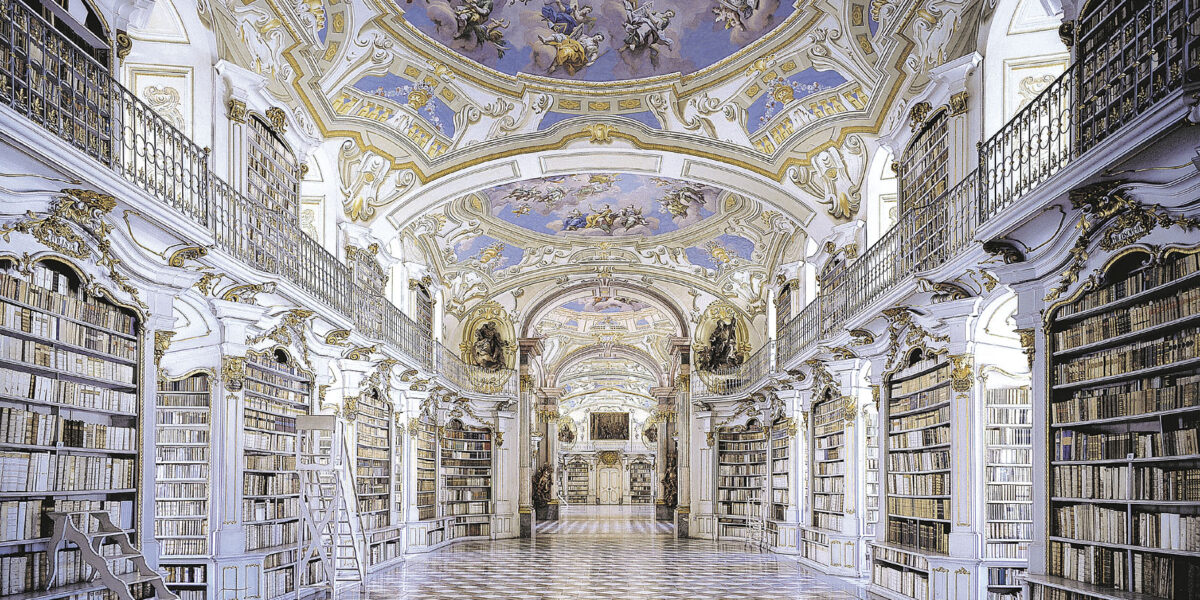 Prunkvolle Bibliothek mit hohen Gewölbedecken, kunstvollen Fresken, hohen, mit Büchern gefüllten Regalen und schachbrettartigen Marmorböden. Entlang der Regale sind Leitern angebracht, die den Zugang erleichtern.