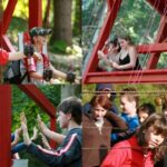 Eine Collage von Kindern und Erwachsenen, die an Aktivitäten im Freien teilnehmen, einschließlich Teamwork-Spielen und Herausforderungen, auf roten Holzstrukturen in einer Waldumgebung.