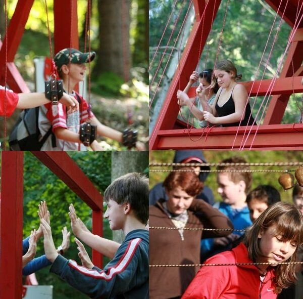 Eine Collage von Kindern und Erwachsenen, die an Aktivitäten im Freien teilnehmen, einschließlich Teamwork-Spielen und Herausforderungen, auf roten Holzstrukturen in einer Waldumgebung.