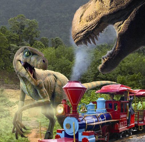 Ein Dampfzug auf einem Gleis in einem Wald wird von zwei großen Dinosauriern angefahren, darunter ein T. rex und ein Velociraptor.