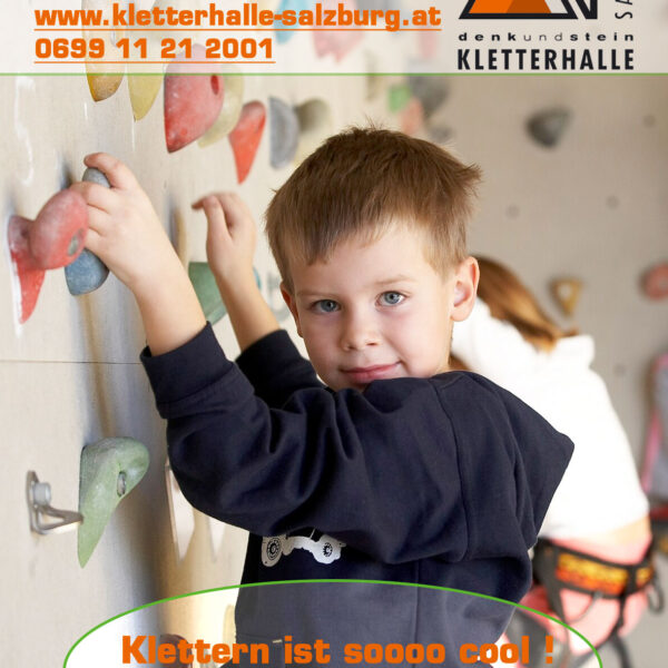 Ein kleiner Junge klettert in einer Halle an einer Felswand und schaut in die Kamera. Deutscher Text wirbt für Kinder- und Jugendferienkletterwochen in einer Salzburger Kletterhalle.