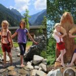 Zwei Mädchen posieren im Freien; auf dem ersten Foto stehen sie auf Felsen neben einem modernen Gebäude und Bergen, und auf dem zweiten halten sie sich an einer großen geschnitzten Tierstatue fest.