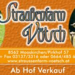 Banner für die Straußenfarm Vötsch mit Straußen auf einem Feld, Kontaktinformationen, Website und "Ab Hof Verkauf" in deutscher Sprache.