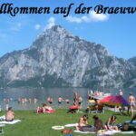 Menschen entspannen und schwimmen an einem Strand am See mit Bergen im Hintergrund; Text: "Willkommen auf der Braeuwiese.