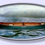 Ein leeres Holzkanu schwimmt auf ruhigem Wasser mit einer nebligen Landschaft im Hintergrund.