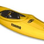 Ein gelbes Ein-Personen-Kajak mit der Aufschrift "ESKIMO" und anderen schwarzen Markierungen, schräg von oben betrachtet.