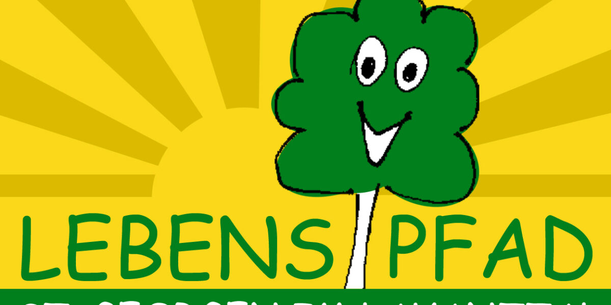 Ein grüner Cartoon-Baum mit einem lächelnden Gesicht ist über einem gelben Hintergrund mit Sonnenstrahlen zentriert. Der Text darunter lautet "LEBENSPFAD ST. GEORGEN IM LAVANTTAL".