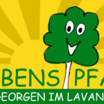 Ein grüner Cartoon-Baum mit einem lächelnden Gesicht ist über einem gelben Hintergrund mit Sonnenstrahlen zentriert. Der Text darunter lautet "LEBENSPFAD ST. GEORGEN IM LAVANTTAL".