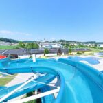 Eine Wasserrutsche in einem Schwimmbad.