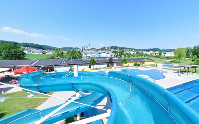 Eine Wasserrutsche in einem Schwimmbad.