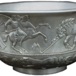 Silberne Schale mit geprägten Figuren, die eine reitende Person auf der Jagd nach einem Löwen darstellen, mit zusätzlichen Tiermotiven im unteren Teil des Gefäßes.