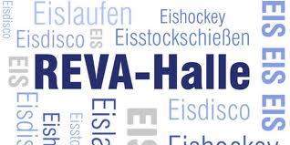 Das Bild zeigt das Wort "REVA-Halle" in großen blauen Buchstaben, umgeben von deutschen Wörtern wie "Eislaufen", "Eishockey" und "Eisstockschießen", die sich auf Eisaktivitäten beziehen.