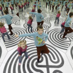 Zwei Kinder stehen auf einem schwarz-weiß gemusterten Boden, umgeben von verspiegelten Wänden, und erzeugen mehrere Spiegelbilder von sich selbst in verschiedenen Posen.