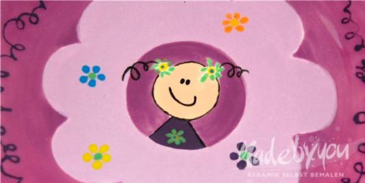 Eine Zeichnung eines lächelnden Strichmännchens mit Blumenschmuck auf einem rosa und lila blumenförmigen Hintergrund.