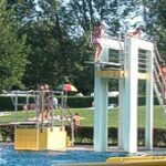 Eine Collage zeigt ein Café im Freien mit Tischen, ein Freibad mit einem Sprungturm und Schwimmern sowie ein Hallenbad mit schwimmenden und stehenden Menschen am Beckenrand.